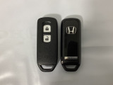スマートキーを装備しています。鍵を差し込むことなくドアロックの開け閉めと、スタートボタン操作でのエンジンスタートができます。スペアキーも同じものを用意しております。