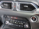 運転席と助手席で温度が変えられる嬉しいデュアルエアコン付き!もう相手に合わせることなく、ご自身に合った温度調整ができます。また、シートヒーターも付いています!