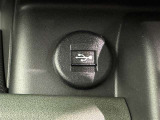 充電用USB端子付き。スマートフォンなどの充電に便利です。
