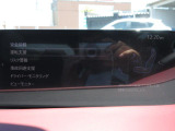 こちらのお車には先進安全装備が多数搭載されています。衝突被害を回避あるいは軽減するためのブレーキや、後方死角からの接近警報、車線逸脱を防止する警報装置など、詳しくはスタッフまでお尋ねください。