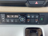 オートエアコンと前席シートヒーターが装備されており、快適に運転が可能です。
