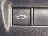 【パワーバックドア】スマートキーや運転席のボタンを押すだけでリアゲートが自動で開閉します!荷物を持っている時や、高い位置にあるバックドアを閉める際に便利な機能です♪