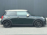 【ショールーム】ショールーム内にも車両を展示し、MINI好きなお客様にとって居心地のよい空間づくりを行っております。見学だけでも結構ですので、インターパークでのお買い物がてらぜひご覧にいらしてください。