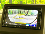 【バックカメラ】駐車時に後方がリアルタイム映像で確認できます。大型商業施設や立体駐車場での駐車時や、夜間のバック時に大活躍!運転スキルに関わらず、今や必須となった装備のひとつです!