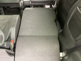 リアシートは簡単に倒すことができるので、ラゲッジルームも広がります。