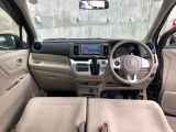 ひろびろとした視界が、運転にゆとりを広げます。