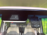 【ホンダセンシング】走行中に前方の車両等を認識し、衝突しそうな時は警報とブレーキで衝突回避と被害軽減をアシスト。より安全にドライブをお楽しみいただけます。