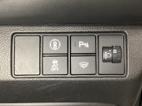 ハンドルの右側にはヘットライトリベライザーとHondaセンシング用のメインスイッチがついています。ヘッドライトリベライザーは道路状況や積荷の加重に応じてライトの高さを調節できます。