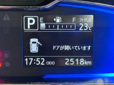 たとえばダイハツのお店にある、たくさんのスマアシ搭載車は、正常に作動する事をしっかり確認します。