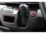 インパネシフトだから視線の移動も少なく足元もスッキリ♪運転席もゆったりしているのでゆとりを持ってドライブできますね!