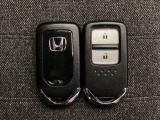 スマートキーを装備しています。鍵を差し込むことなくドアロックの開け閉めと、スタートボタン操作でのエンジンスタートができます。スペアキーも同じものを用意しております。