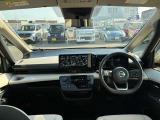 操作がしやすいインパネ周り、大きなガラスで視界が広がり運転がしやすいです。