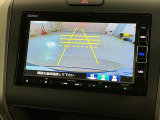 リバースギアに入れるだけで後方の表示へ切り替わります。夜間や雨の日の駐車も楽になりますよ。