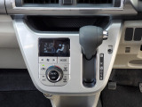 運転席より操作性の良いシフトレバーと、オートエアコンのスイッチ等の画像です。