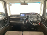 【前方視界】開放的な前方視界!運転がしやすく疲れにくいです♪窓が大きく、見通しがとっても良いおクルマですよ♪