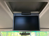 【フリップダウンモニター】大画面モニターで後席でもエンタメをお楽しみいただけます。小さなお子様にも大人気の装備です♪