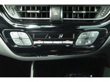 【オートエアコン】一度お好みの温度に設定すれば、車内の温度を検知し風量や温度を自動で調整。暑い&hellip;寒い&hellip;と何度もスイッチ操作をする必要はありません。快適な車内空間には必須の機能ですね