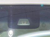 【スマートアシスト】走行中に前方の車両等を認識し、衝突しそうな時は警報とブレーキで衝突回避と被害軽減をアシスト。より安全にドライブをお楽しみいただけます。