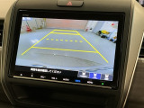 リバースギアに入れるだけで後方の表示へ切り替わります。夜間や雨の日の駐車も楽になりますよ。