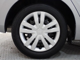 ホイールは車のデザインにマッチした専用タイプです。