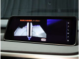 パノラミックビューモニター。車両を上から見たような映像を表示。運転席から目視しにくい車両周囲の状況をリアルタイムで確認できます。