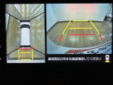 車輌の前後左右に搭載した4つのカメラから取り込んだ画像を合成し、くるまを真上からみているような映像を表示。運転席から確認しにくい車輌周囲の状況を把握できまよ ♪