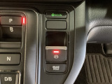 ギアセレクターの右側に電子制御パーキングブレーキがあります。スイッチひとつで、停車した地点の傾斜などをシステムが検知・判断してブレーキ力を自動的に最適制御し、しっかり停車できるパーキングシステムです。