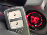 【キーレス】少し離れた場所からでもボタン一つでドアの開錠・施錠ができるのでとっても便利!ドアの鍵穴周りに傷をつけることもありません♪