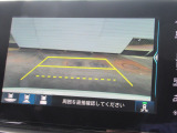 【リアカメラ】リバースに入れるだけで後方の映像が映ります。安全確認や、狭い駐車場での車庫入れ、雨の日や夜間など視界の悪い時に便利です。安全にバックする為には欠かせない装備です。
