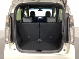 開口部も広く荷物の積み下ろしもしやすいお車となっております。シートを前方にスライドさせれば、さらに荷室を広げられます。また、床下にも収納スペースがあります。