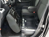 助手席シートアンダーBOXが装備されています!車検証ケースなどを入れておくと、助手席前のグローブBOXが有効に使えます♪開閉は簡単にできます!