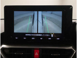 パノラミックビューモニター。車両を上から見たような映像を表示。運転席から目視しにくい車両周囲の状況をリアルタイムで確認できます。