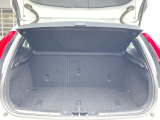 普段のお買い物や通勤、送迎等に十分な荷室スペースを確保しております。セカンドシートを倒すと、大きな荷物の積載も可能です。