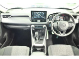 高いホールド性で運転姿勢が安定します。長距離ドライブでも疲れにくいのが魅力です。快適なドライビングライフをお送りください♪