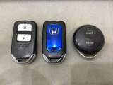 スマートキーを装備しています。鍵を差し込むことなくドアロックの開け閉めと、スタートボタン操作でのエンジンスタートができます。加えて、純正リモコンエンジンスターター用の操作キーもついています。