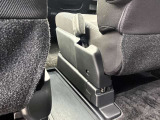 車外に出ることなく2列目へ移動できる、フロントシートウォークスルー仕様のお車です!雨でも濡れずに後席へ移動できるので、子育て世代のご家庭におすすめの装備です♪