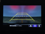 【バックカメラ】運転が苦手な方も車庫入れラクラクです!ギアをリバースに入れれば自動的に切り換わりますので、面倒な操作は不要です♪狭い駐車場もお車を傷つけず安心ですね!