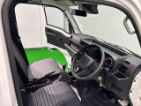 見易い計器類と運転し易いドライビングポジションは、視角も少なく前方&左右の見切りが良く運転し易いクルマです