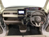 車内は光触媒抗菌消臭施工済です。スタイリッシュなデザインで暖かみのあるインパネ周りを演出します。グローブボックスやカップホルダーのほかにトレーなどたくさんの収納スペースが装備されています。