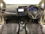 車内は光触媒抗菌消臭施工済です。インパネ周りはスタイリッシュなデザインです。グローブボックスやカップホルダーのほかにトレーなどたくさんの収納スペースが付いています。