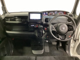 車内は光触媒抗菌消臭施工済です。スタイリッシュなデザインでスポーティなインパネ周りを演出します。グローブボックスやカップホルダーのほかにトレーなどたくさんの収納スペースが付いています。