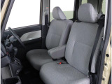 長時間の運転も疲れにくいフロントシート!体をしっかり支えてくれて運転がしやすい形状です!