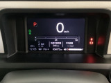 デジタル表示のスピードメーターとタコメーター、燃費やオドメーターなどの表示の他に、ホンダセンシング機能などの表示もできる多機能なマルチインフォメーション・ディスプレイです。