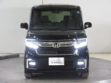 ハロゲンより明るく、より遠くまでさらなる安心感のあるLEDヘッドライトを採用。点灯忘れも防止できるオートライトコントロール機構付きです。