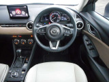 【運転席インテリアデザイン】左右対称のインテリアデザインでドライバーを包み込み運転に集中できるように設計されています。