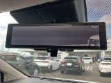 スマートルームミラー◆積載物などで、さえぎられがちなルームミラーの後方視界。車内状況に関わらず車両後方にあるカメラの映像をルームミラーに映し出します!もちろん夜や悪天降雨でもクリアな後方視界を確保!