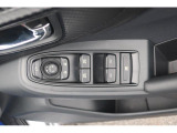 運転席側パワーウインドウは、オートアップ&ダウン機能付き。ワンタッチで自動開閉できます。開閉操作をロックする事も出来ます。