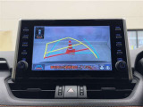 バックガイドモニター付きです。車の後方に小型カメラが付いており、バックする際の後方の様子をモニター上に表示します。