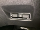 ハンドルの左下にETCがついています。高速道路の料金所の通過も楽々です。 カードの取り出しもしやすい場所についています。