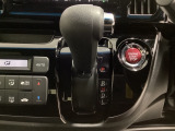 CVT車のセレクトレバーです。低速から高速まで、変速ショックのないスムーズな走りを実現するとともに、エンジン効率のよい領域を維持することで燃費にも貢献します。